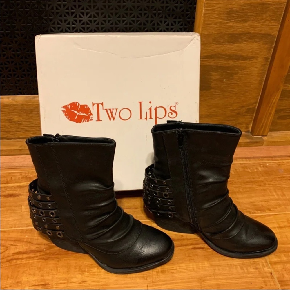 Two Lips boots